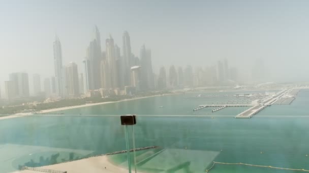 Dubai Şehrinin Cam Balkonundan Deniz Boğazının Karşısına Bakın Yavaş Çekim — Stok video