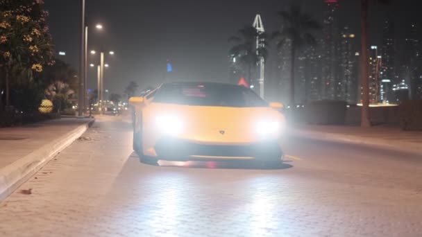 迪拜的一条夜间街道上 一辆运动高档黄色轿车 慢动作 — 图库视频影像