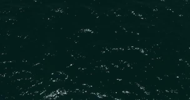 Een Drone Vliegt Donkere Golven Van Zee Luchtzicht — Stockvideo
