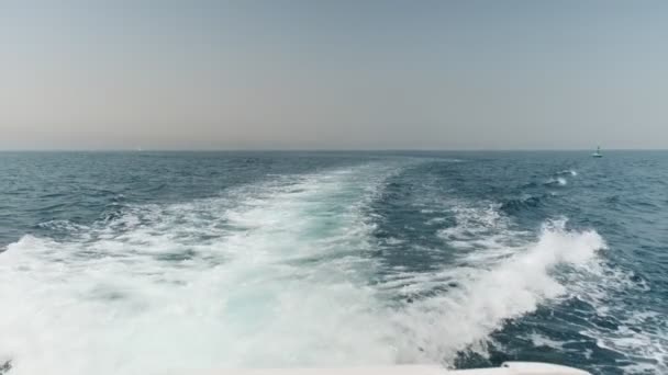 Ondas Vigília Barco Privado Navegando Mar Dia Sem Nuvens Movimento — Vídeo de Stock