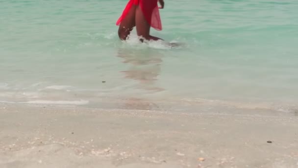 Uma Jovem Morena Biquíni Vestido Vermelho Claro Caminha Descalça Uma — Vídeo de Stock