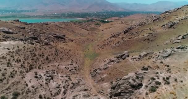 Dron Vuela Sobre Lecho Río Seco Entre Montañas Colinas Vista — Vídeo de stock