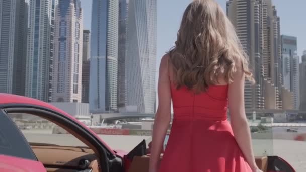 Carro Esporte Vermelho Caro Dirige Lentamente Areia Praia Dubai Lado — Vídeo de Stock
