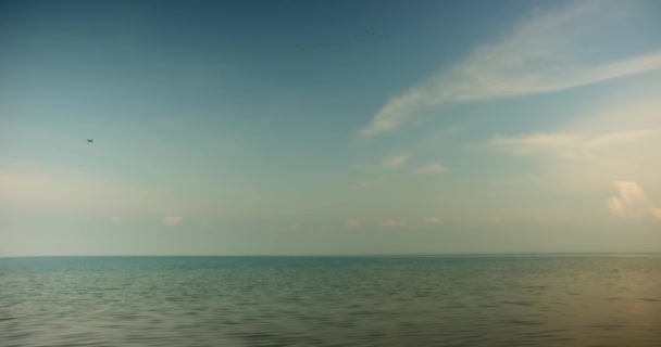 Serata Lago Calmo Sotto Cielo Nuvoloso Tempo Reale — Video Stock
