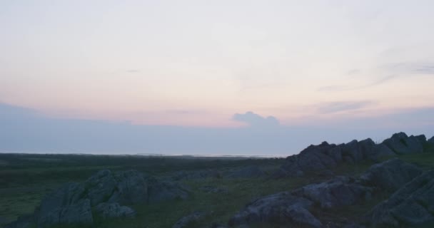 Uitzicht Rotsachtige Heuvels Met Struiken Gras Tegen Een Bewolkte Zonsondergang — Stockvideo