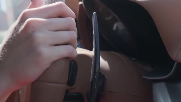 Νεαρή Γυναίκα Που Κρατάει Τιμόνι Ενός Ακριβού Σπορ Αυτοκινήτου Αργή — Αρχείο Βίντεο