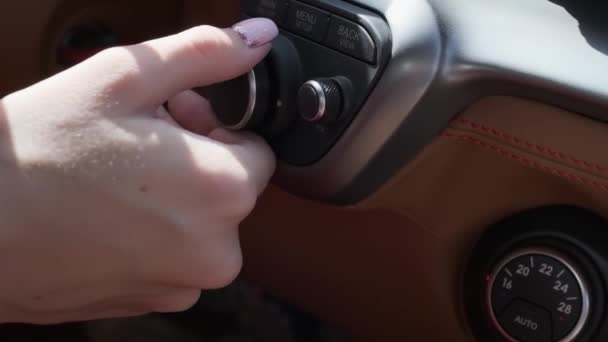 Mujer Joven Conduciendo Coche Deportivo Caro Moción Lenta — Vídeos de Stock