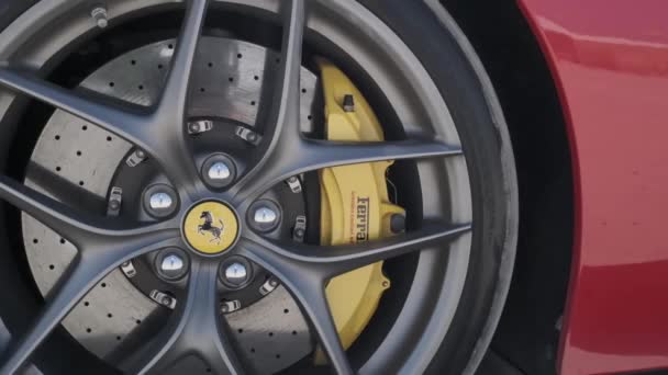 Närbild Hjulet Körning Dyr Sportbil Långsamma Rörelser — Stockvideo