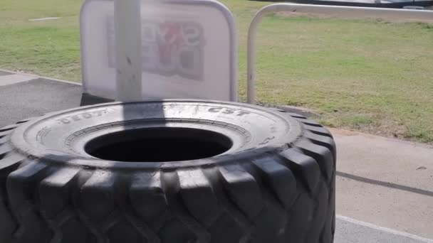 スポーツワークアウトのための場所 車のタイヤ 水平バー 運動機器 スローモーション — ストック動画