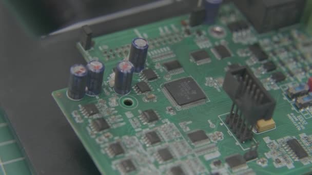 Tablero Computadora Con Componentes Electrónicos Microcircuitos Condensadores Conectores Primer Plano — Vídeos de Stock