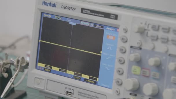 Průvodce Testuje Elektronické Komponenty Pomocí Osciloskopu Zavřít — Stock video