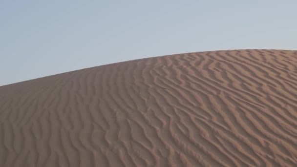 Пустынные Песчаные Дюны Облачный День Людей — стоковое видео