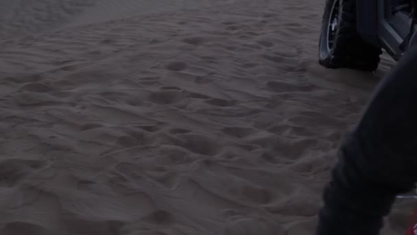 Молодой Человек Джинсах Идет Босиком Коляске Стоящей Песке Пустыне Slow — стоковое видео