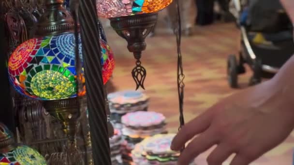 Een Straatwinkel Dubai Met Souvenirs Aziatische Sieraden Langzame Beweging — Stockvideo