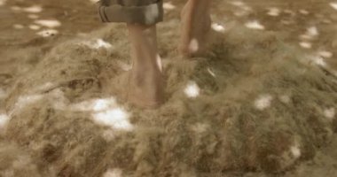 Usta çömlekçi yerde çıplak ayakla kil yoğurur. Gerçek zamanlı, 4k.