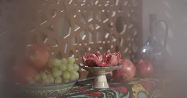 Orientalne Owoce Słodycze Stole Wazonie Talerzach Przez Lekką Kurtynę Zamknij — Wideo stockowe