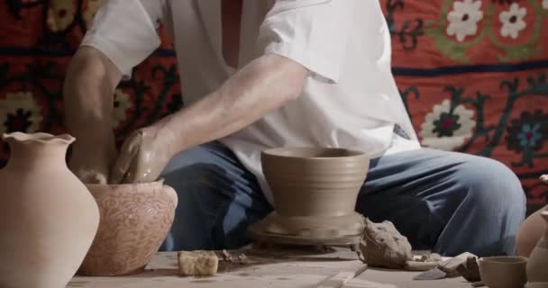 Mãos Mestre Oleiro Trabalhando Uma Roda Oleiros Fabricação Pratos Tempo — Vídeo de Stock
