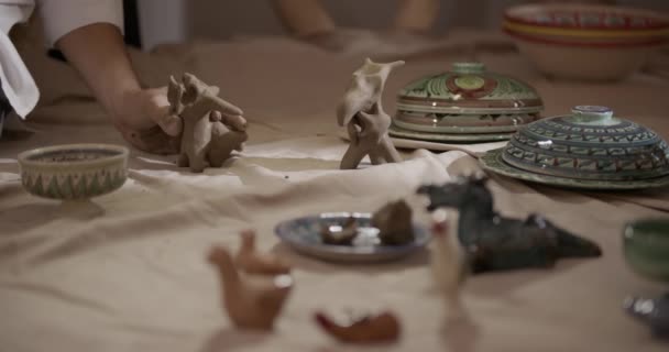 Готовые Сгоревшие Раскрашенные Глиняные Статуэтки Мастерской Керамика Real Time — стоковое видео