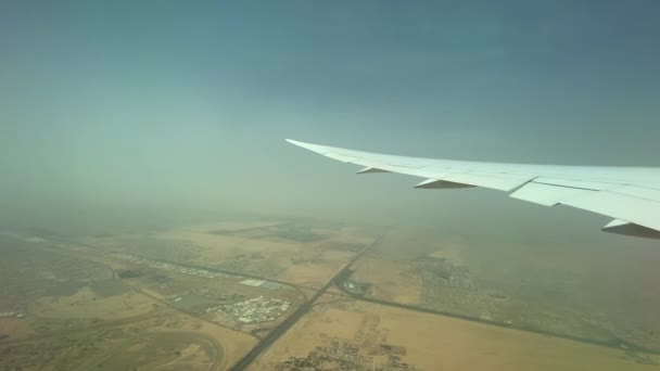 Wideo Samolotu Skrzydle Ziemia Dubaju Pod Nim Burza Pyłowa Horyzoncie — Wideo stockowe