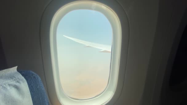 Vue Fenêtre Avion Avec Une Main Dessus Aile Avion Ciel — Video