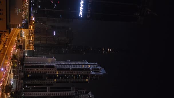 新年の花火の間のドバイの超高層ビルの垂直撮影 スローモーション — ストック動画