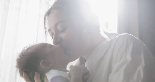 Madre Vistiendo Camisa Blanca Sostiene Bebé Las Manos Primer Plano — Vídeos de Stock