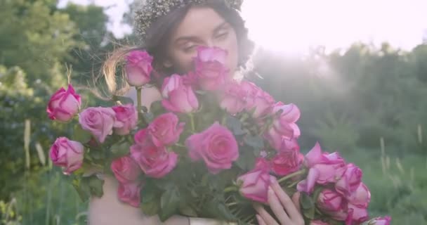 Egy Fiatal Lány Virágkoszorúval Egy Nagy Csokor Rózsát Tart Tavaszi — Stock videók