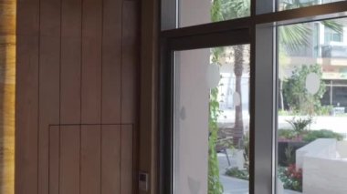 Kahve dükkanında içinde LED şeritler olan klasik avize lambaları. Yavaş Hareket, Kapat