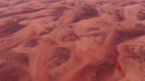在阿拉伯联合酋长国 一架无人驾驶飞机飞越沙漠的沙丘 空中业务 — 图库视频影像