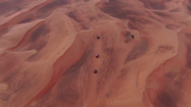 Drone Sorvola Quad Guidando Tra Dune Sabbia Del Deserto Negli — Video Stock