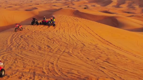 Dron Vuela Quadra Ciclos Parados Dunas Arena Desierto Los Emiratos — Vídeos de Stock
