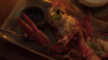 Pahalı bir otelin restoranında bir masa servis edilir. Yavaş Hareket, Kapat.