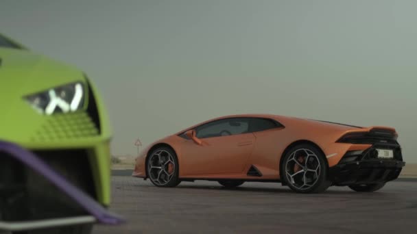 放棄された道路に立ってプレミアムスポーツカーの外観 スローモーション アラブ首長国連邦 — ストック動画