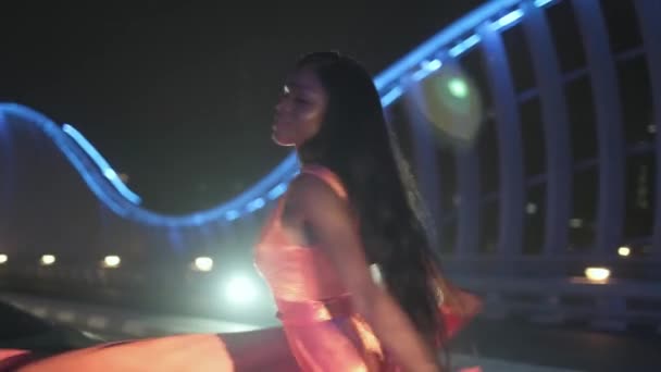 Swarthy Νεαρή Γυναίκα Βραδινό Φόρεμα Χορό Μια Νύχτα Φωτίζεται Γέφυρα — Αρχείο Βίντεο