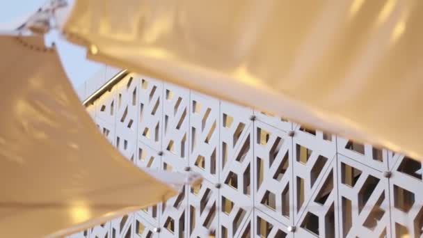 Die Fassade Eines Teuren Luxushotels Mit Orientalischen Ornamenten Einem Sonnigen — Stockvideo