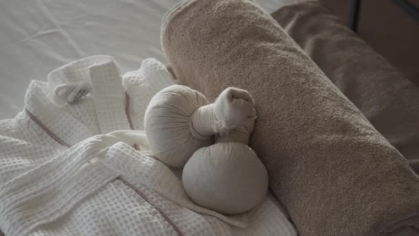 Kanapa Masażu Akcesoriami Masażu Drogim Hotelu Premium Ręcznik Szlafrok Poduszka — Wideo stockowe