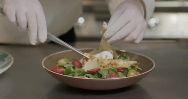 Chef Serve Piatti Pasta Nella Cucina Hotel Costoso Passa Cameriere — Video Stock