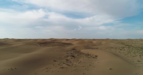 Drone Decolla Dalla Superficie Del Deserto Una Giornata Nuvolosa Vista — Video Stock
