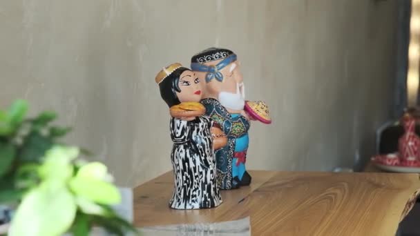 Uzbek National Ceramic Figurines Hotel Counter Close — Stock Video