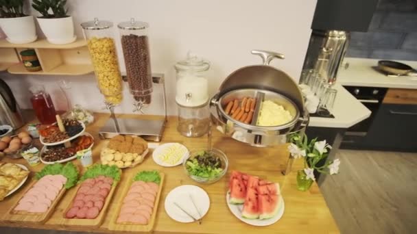 Malém Hotelu Prostřen Snídaňový Stůl Klobásy Jogurt Saláty Omáčky Nápoje — Stock video