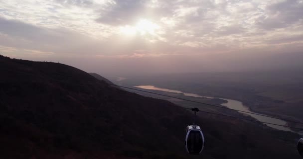 Drone Voa Lado Das Cabines Funicular Nas Montanhas Lado Rio — Vídeo de Stock