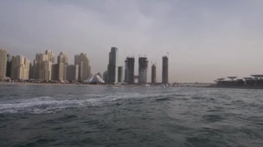 Özel bir yattan dönme dolaba ve deniz kıyısındaki Dubai 'nin gökdelenlerine bakın. Yavaş Hareket