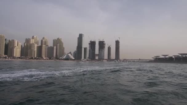 View Private Yacht Ferris Wheel Skyscrapers Dubai Seashore Slow Motion — Stock Video