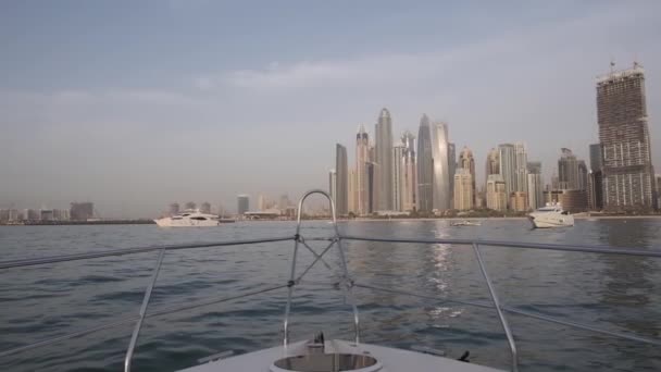 Två Unga Kvinnor Klänningar Bågen Yacht Mot Bakgrund Dubai Skyskrapor — Stockvideo