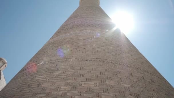 Vista Del Antiguo Minarete Día Soleado Uzbekistán — Vídeo de stock