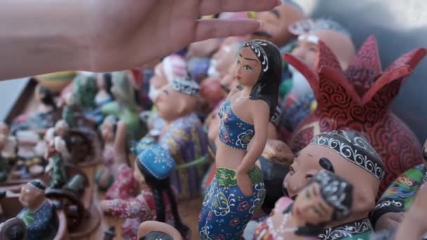 Una Mujer Joven Toma Recuerdo Cerámica Uzbeka Del Mostrador Forma — Vídeos de Stock