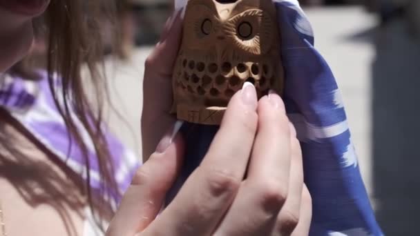 Молодая Женщина Держит Керамический Сувенир Виде Совы Slow Motion Close — стоковое видео