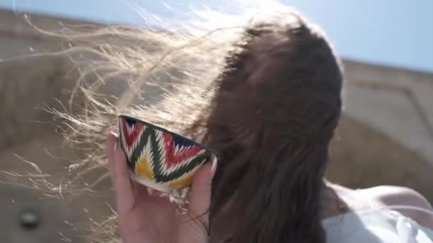 Uzun Saçlı Elinde Özbek Süsüsüyle Boyalı Bir Çay Fincanı Tutan — Stok video