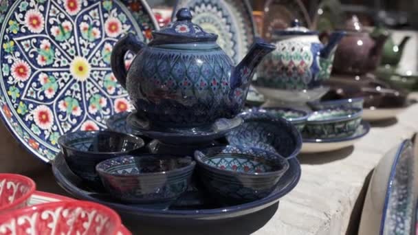 Seramik Ulusal Özbek Yemekleri Tabaklar Çaydanlıklar Fincanlar Çiçek Süsüyle Resim — Stok video