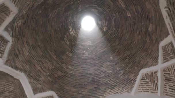 ウズベキスタンの古代モスクの光の穴 天井の穴から太陽の光が部屋を照らす — ストック動画